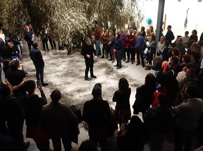 foto de inauguración con personas reunidas